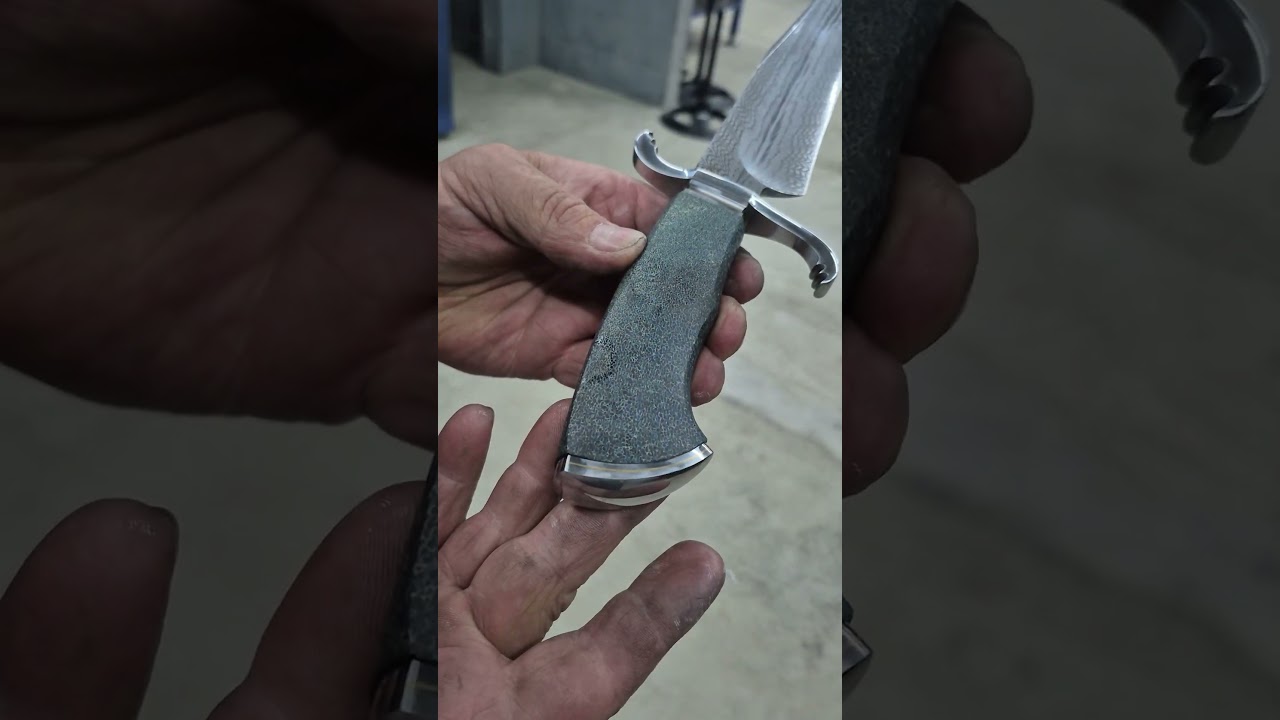 trabalho em andamento. Damasco padrão pluma com guarda em S