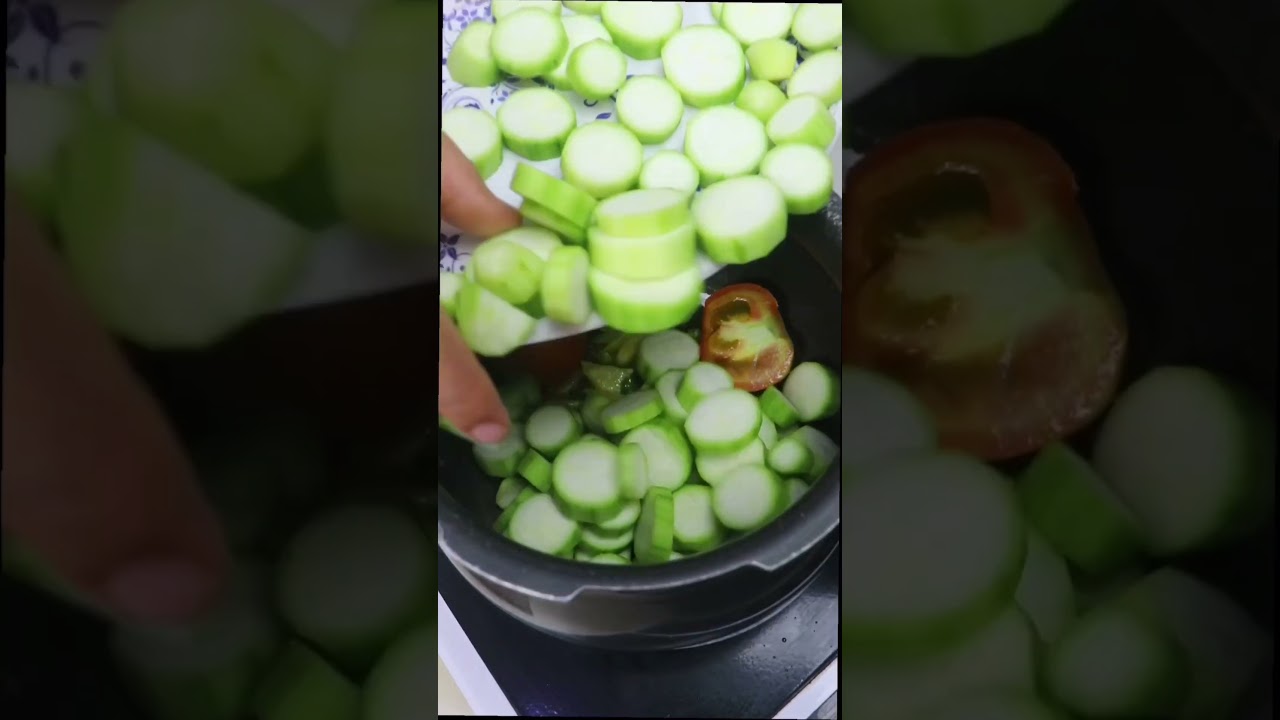 गिलकी तुरई का भर्ता बनाने का अनोखा तरीका। #cooking #recipe #youtubeshorts #food #shorts