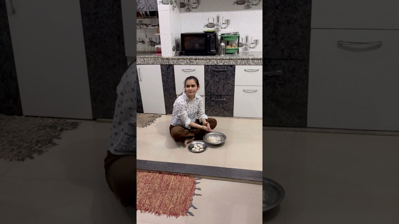 Aaj bnaya alag tarike se poha ka nashta 😋😋 #sujipohabites #easyrecipe #cooking #food #viralvideo
