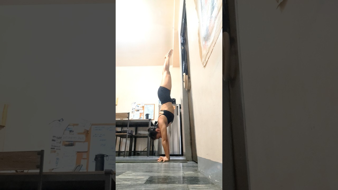 #handstand #calisthenics #yoga #acrobatics #compression #fitness #mobility #teacher #coach #fitspo