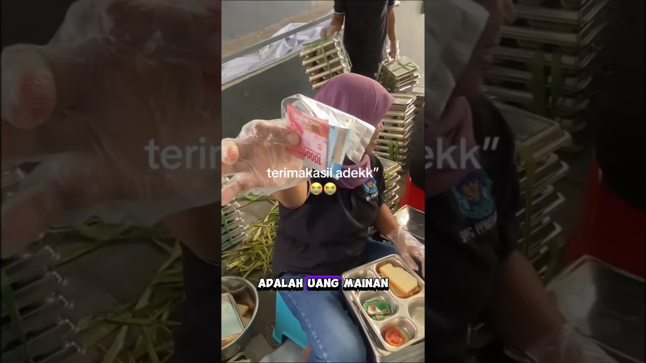 Ibu ibu mbg dapat uang mainan saat membersihkan ompreng #shortvideo #shorts