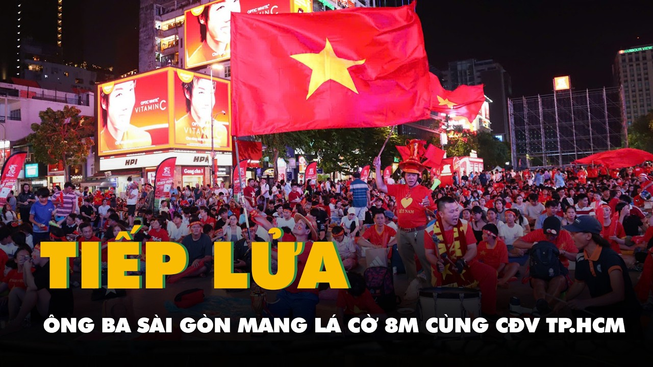 Ông Ba Sài Gòn mang lá cờ 8m cùng CĐV TP.HCM tiếp lửa tuyển Việt Nam ở chung kết ASEAN Cup