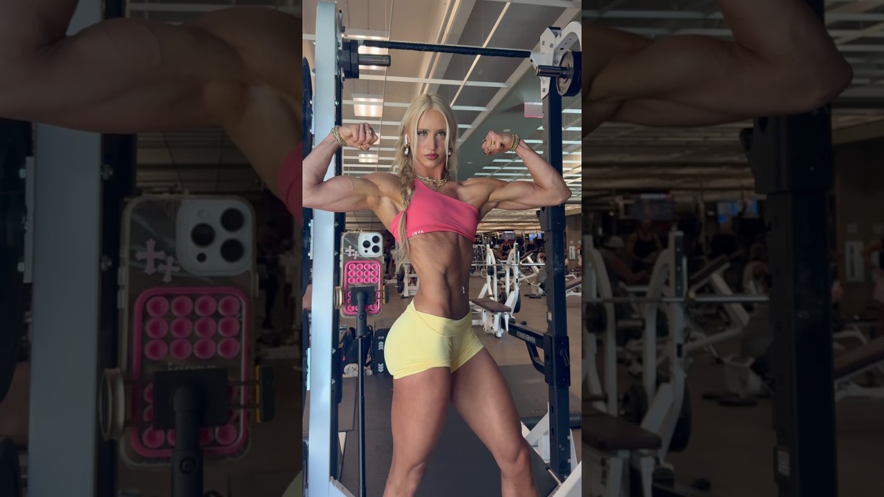 Posing time 💃 #gymgirl #bodybuilding #posing #muscle #physique #gym #fitness #workout #motivation