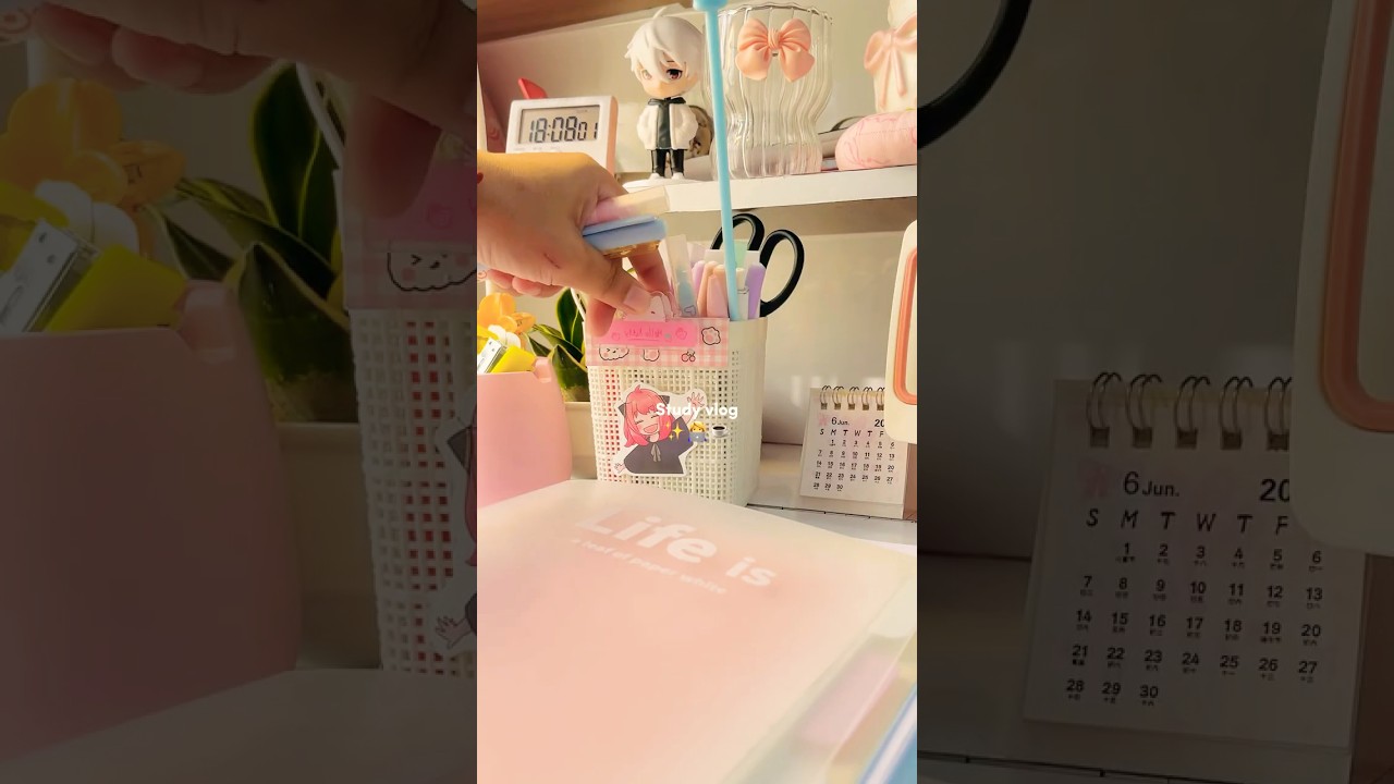 Note taking 📝👩‍💻Student life #studywithme #studygram #aesthetic #desk #studymotivation #studyvlog