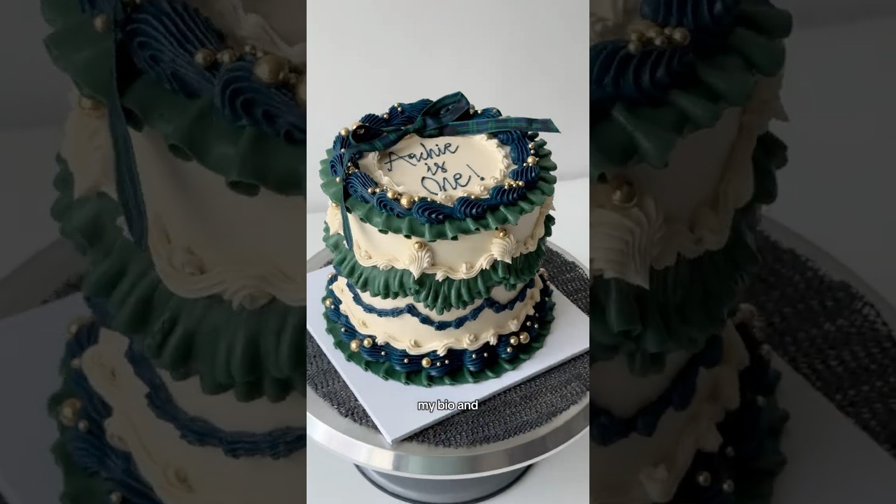 Decorate a vintage style preppy cake! #cakedecorating #cakeseries #cake #baking #buttercreamcakes
