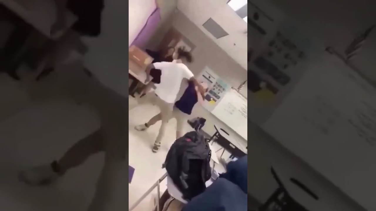 Watch a fight at school😱😱