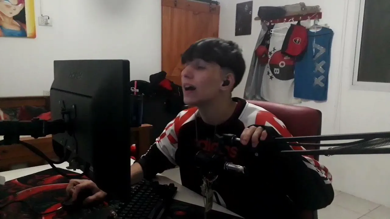 jugando el juego de terror que mas miedo da
