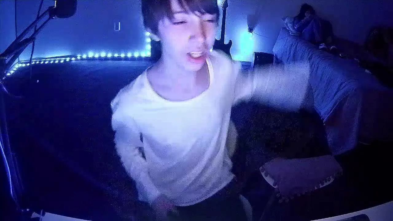 Hablando , reaccionando , etc y muchos saludos y abrazos