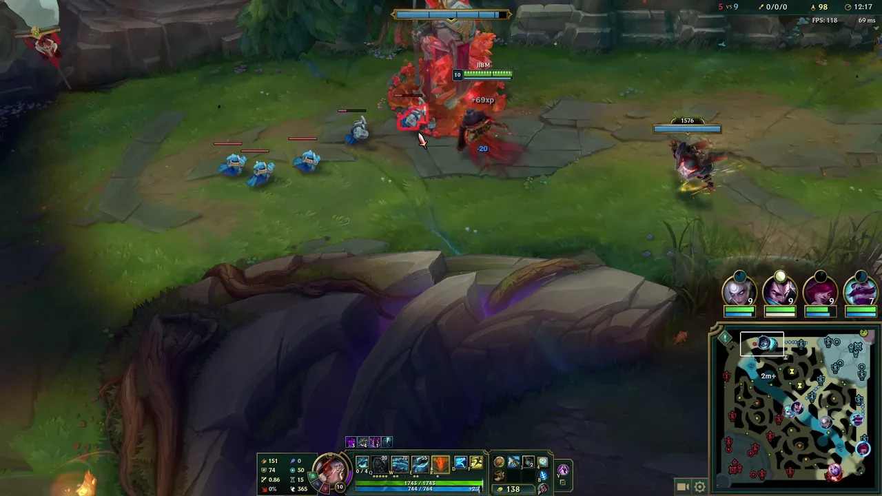 jugando al lol 
malo pero gracioso