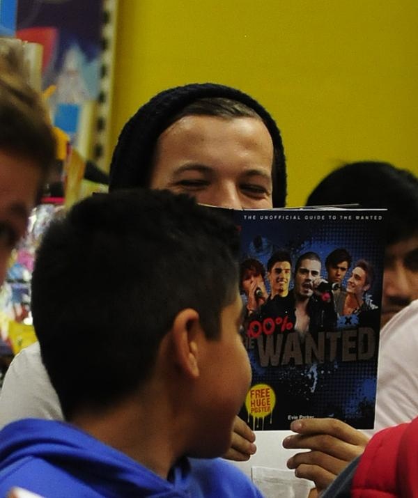 @louis_tomlinson loves us. http://t.co/8kc7UseZ lol