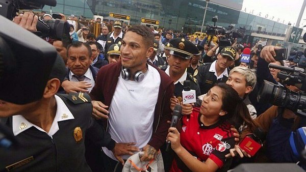 Selección peruana: Paolo Guerrero evadió curiosas preguntas tras llegar a Lima [VIDEO] https://t.co/HUCUOPeBsw 