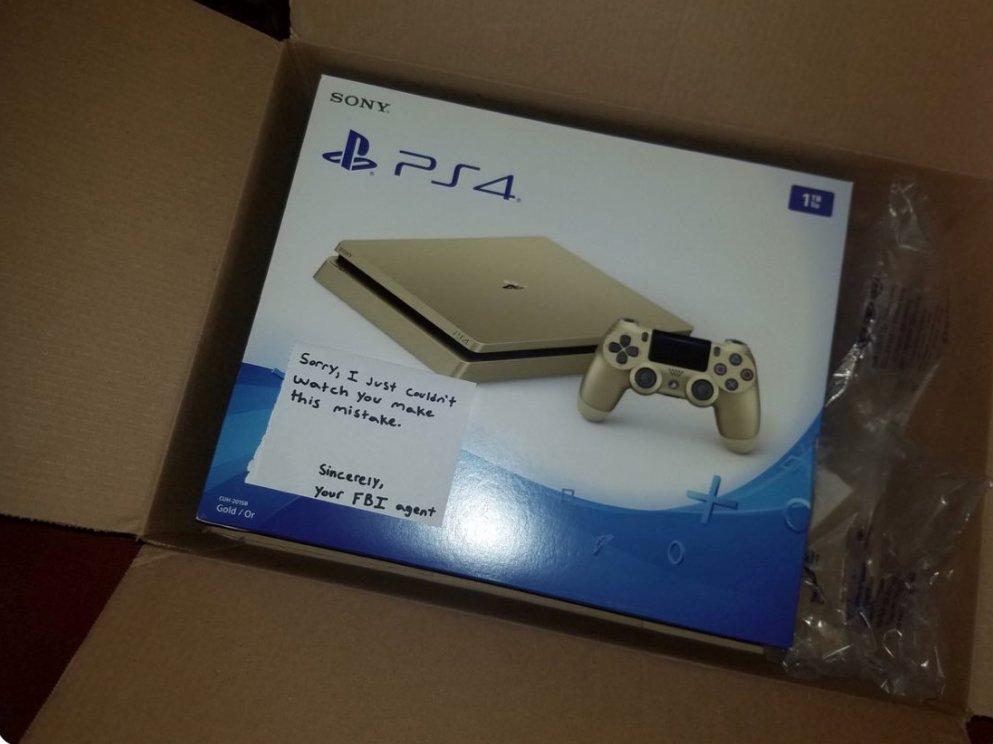 Парень заказал Xbox One на eBay и вот что ему прилетело. Записка в коробке: «прости, я не могу смотреть как ты совершаешь эту ошибку». 