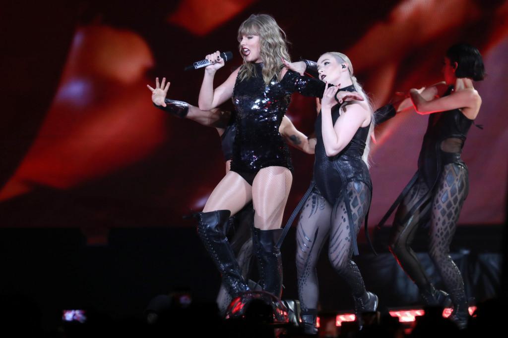 Review: Taylor Swift delivers near-perfect pop show in Bay Area https://t.co/aOoOAMGCGV 