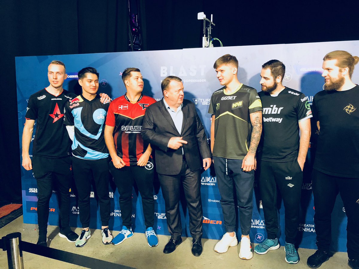De bedste af de bedste: @karriganCSGO fra @FaZeClan, @s1mpleO fra @natusvincere, @FalleNCS fra @mibr, @autimaticTV fra @Cloud9, @f0restCS fra @NiPGaming og @gla1ve_csgo fra @@astralisgg. God kamp til jer alle! 