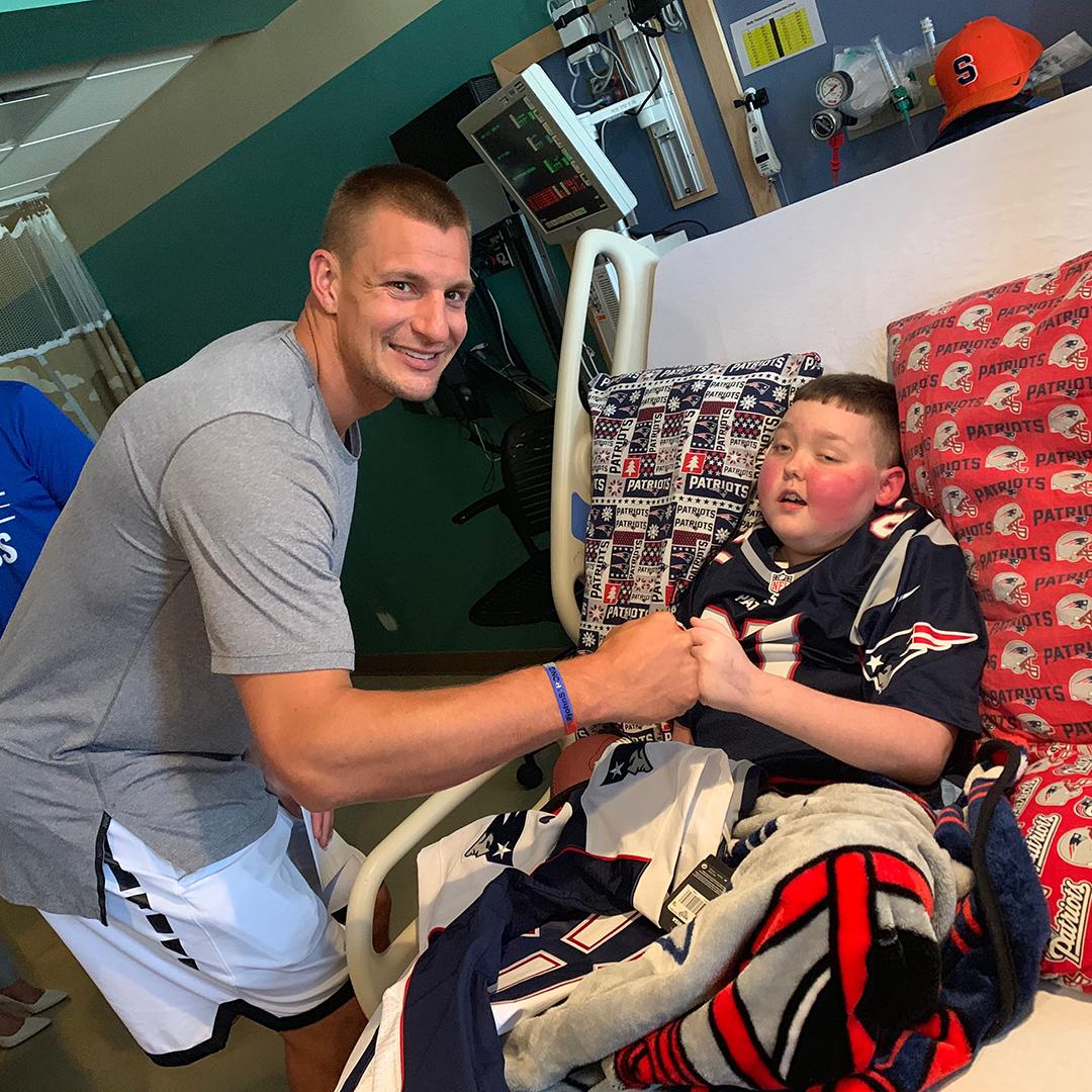 We all know @RobGronkowski has a heart of gold 💛 ... and he proved it yet again last week by going to Albany Medical Center in NY to visit big-time 
@Patriots fan John, an 11-year-old with brain cancer whose #makeawish dream was to meet the #Patriots legend. 📷= @MakeAWish_NENY 