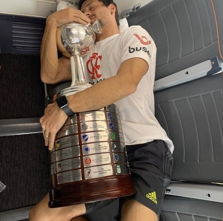 O sonho virou realidade, o trabalho árduo valeu a pena. Obrigado meu Deus por esse momento mágico e histórico ❤️🖤🏆 #JOGAMOSJUNTOS 