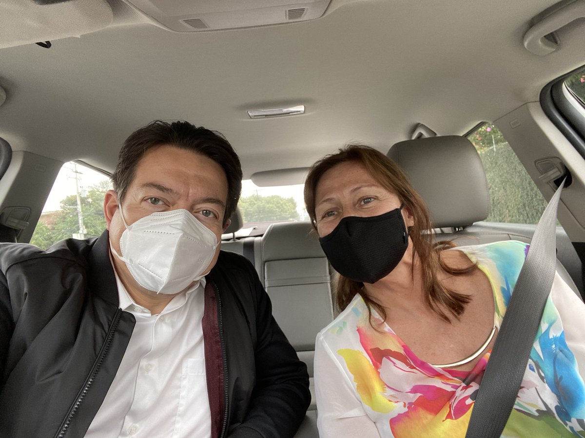Llegando a Monterrey a platicar con la militancia de nuestro partido. ¡Miren quién me vino a recibir! 😎 