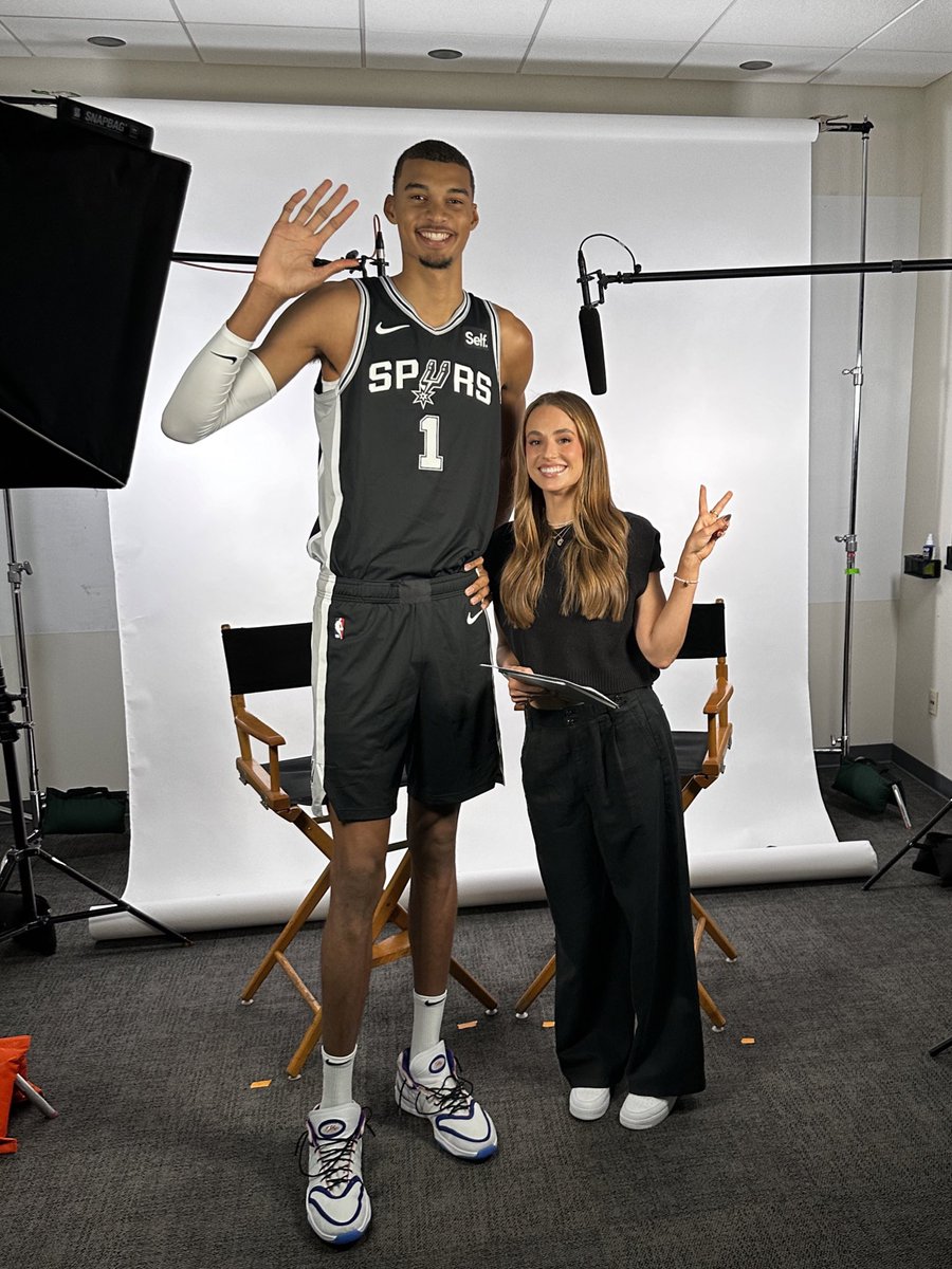 7’4” 🤝 5’8” 

@spurs 