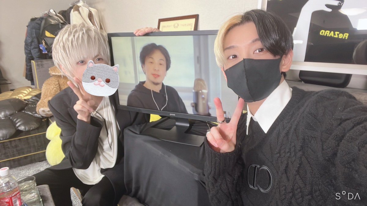 生放送ありがとうございました！
まふまふさんからこれ使ってと渡された写真はひろゆきさんの写りが軽く事故ってました笑 
