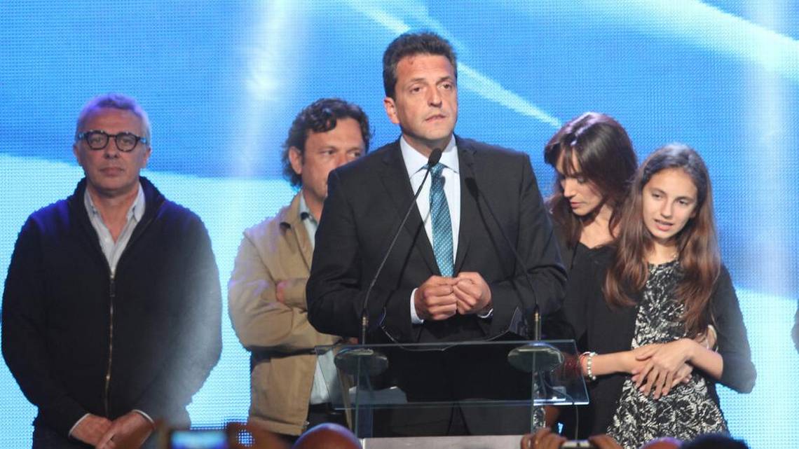 Si Massa gana el domingo, debería entrar en el Libro Guinness de los Récords como el 1er. ministro de economía del mundo que gana una elección democrática a pesar de haber llevado a su país a una inflación del 140% anual, y la pobreza a mas del 40%. Lee: https://t.co/WAB5MH1WE1 