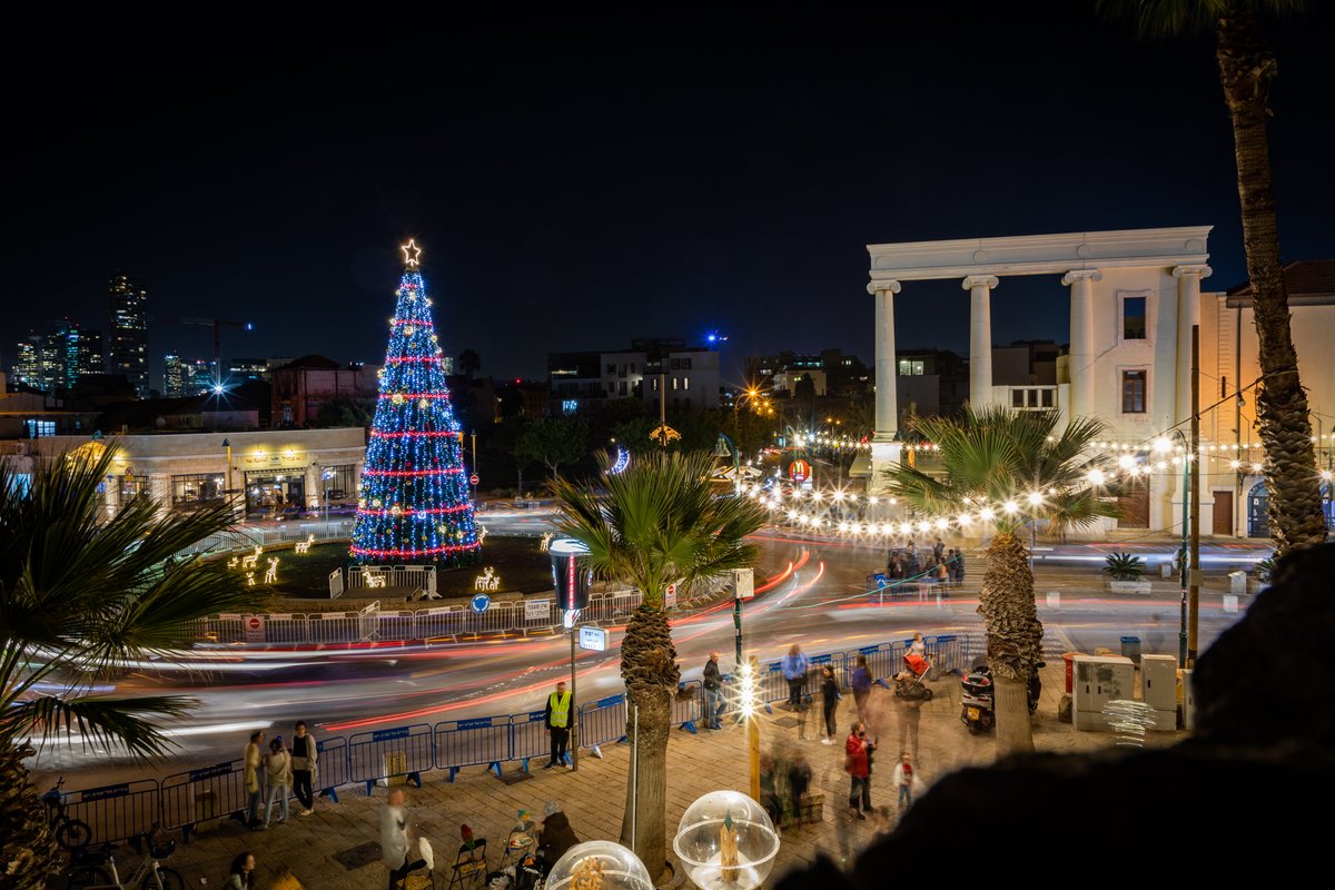 It's Christmas time in Tel Aviv 🎄🌴✨! 