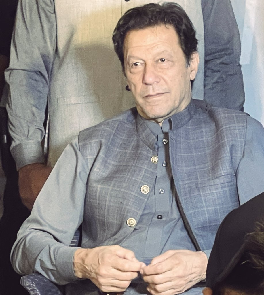 جب سے زمان پارک جا رہا ہوں تب سے لے کر اب تک جو میں نے محسوس کیا وہ چند لائنوں میں بیان کر رہا ہوں "مرشد گھر کے اندر ہوتا ہے لیکن زمان پارک جا کے ایسے لگتا ہے جیسے وہ ہمارے سامنے ہے ہم سے بات کر رہا ہے ہماری سن رہا ہے ہمیں دیکھ رہا ہے ایک عجیب سا سکون محسوس ہوتا ہے" کسی نے عشق 
