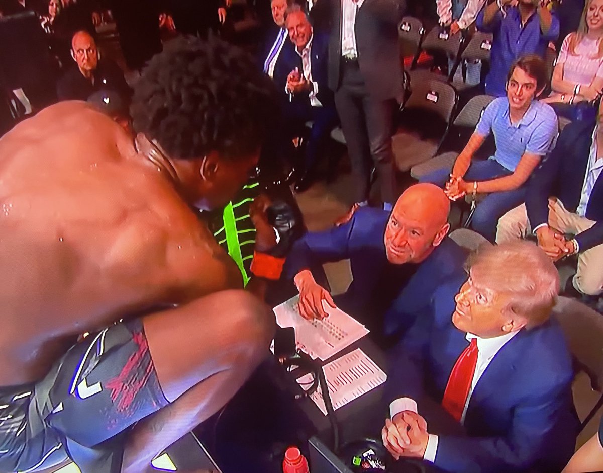 After Kevin Holland wins, he jumps right over the cage to greet and thank President Trump👊🏽🇺🇸 