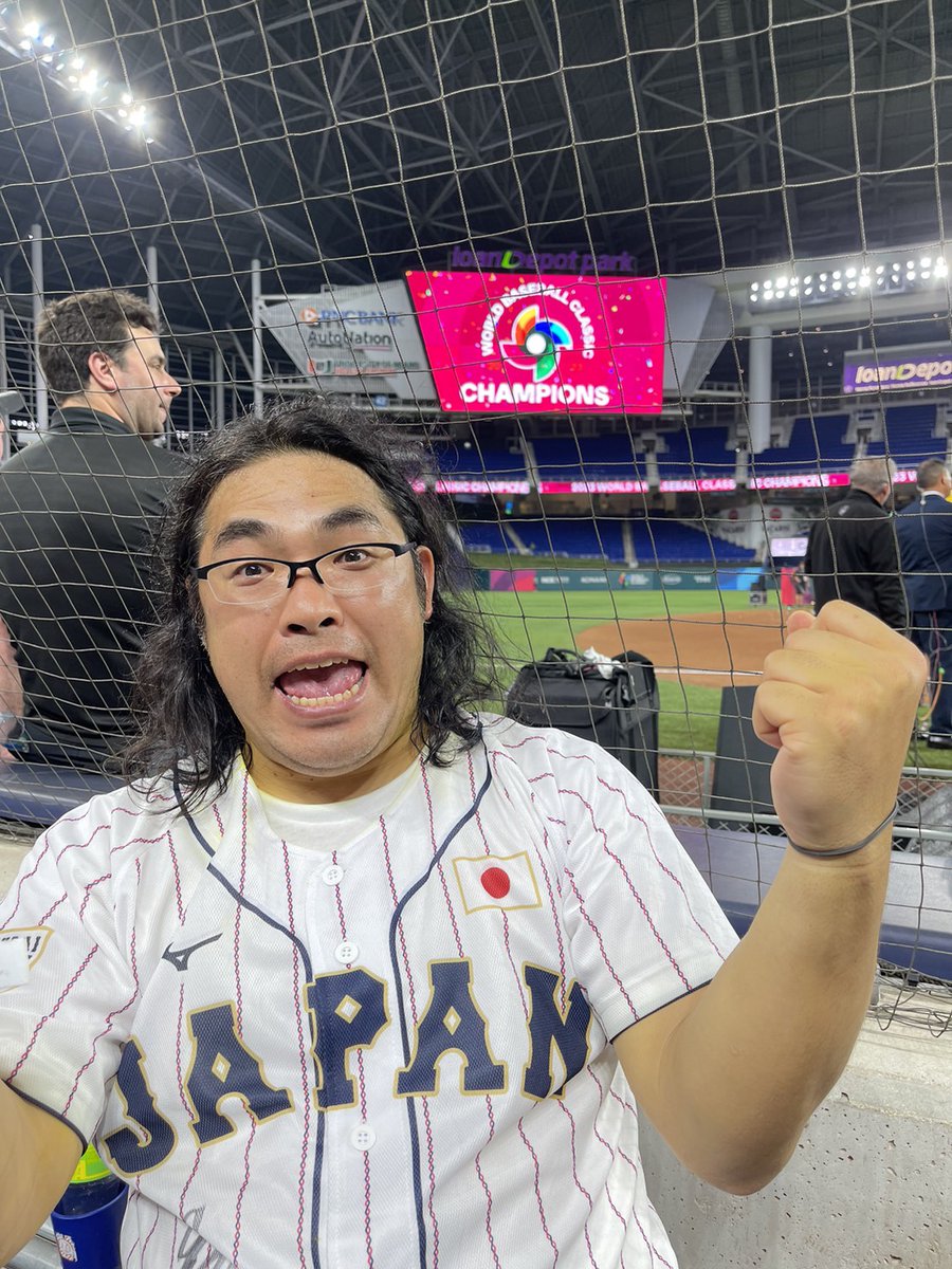 いろいろスタッフさんと切磋琢磨して頑張って

なんとか
ここにたどり着きました！

野球を見て感動。
イッテQ見て笑ってもらう。

それができたら
僕は幸せ者です！！ 