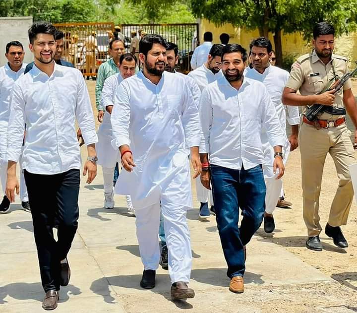 राजस्थान युवा कांग्रेस चुनाव में छोटे भाई अभिमन्यु पुनिया को 32694 वोटों से विजयी होने पर हार्दिक बधाई एवं शुभकामनाएँ। @AbhimanyuP00NIA 