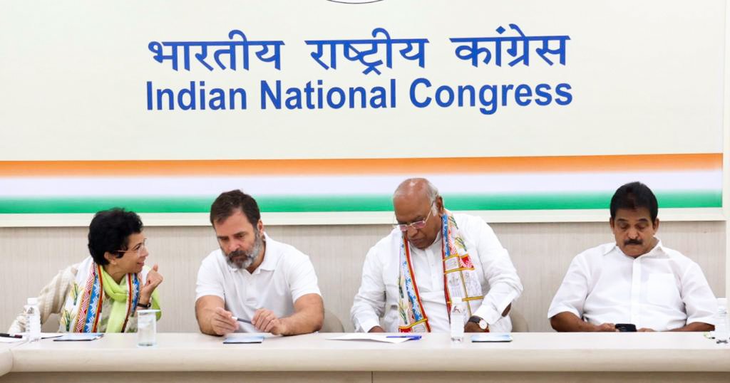आज, AICC मुख्यालय, दिल्ली में माननीय कांग्रेस अध्यक्ष श्री @kharge जी, सभी के प्रिय नेता श्री@RahulGandhi जी, माननीय मुख्यमंत्री जी श्री @bhupeshbaghel जी, प्रदेश प्रभारी @kumari_selja जी, प्रदेश अध्यक्ष श्री @MohanMarkamPCC जी और प्रदेश के अन्य वरिष्ठ कांग्रेस नेताओं के साथ बैठक 