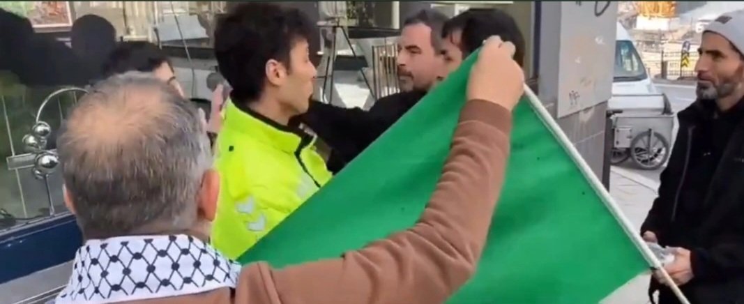 "Hilafet bayrağı açmak" ciddi bir suç! Anayasal düzene karşı çıkan o vatandaş neden gözaltında değil? Üstelik polisin yanında bir kez daha açmış o bez parçasını! 