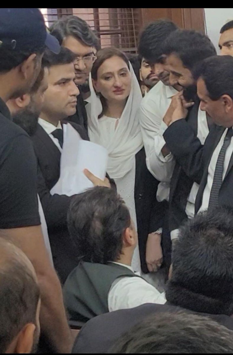 دو سال کا عرصہ تحریک انصاف اور میرے لئے مشکل ترین وقت تھا اور گزشتہ ایک سال میں جیل میں قید و بند کی صوبعتیں بھی برداشت کیں لیکن چوروں کے ہاتھ پر بیت نہیں کی اور ایک کٹھن راستے سے گزرنا پڑا ۔

 مشکلات کے باوجود میں کل بھی تحریک انصاف کا حصہ تھی اور آج بھی ہوں میں اپنی قیادت ، 