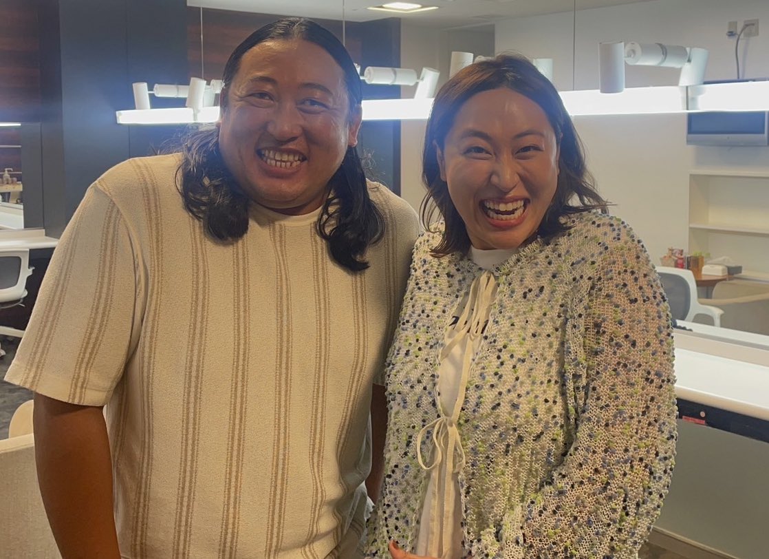 ブランチ終わったら目の前の楽屋に神様✨
秋山さんに会えました！
写真見てもっと俺が寄せたら良かったなぁって言ってくださったよ
こないだ空港でばったりお会いした時は
俺みたいな女がいるなと思ったよって
言われたよ 