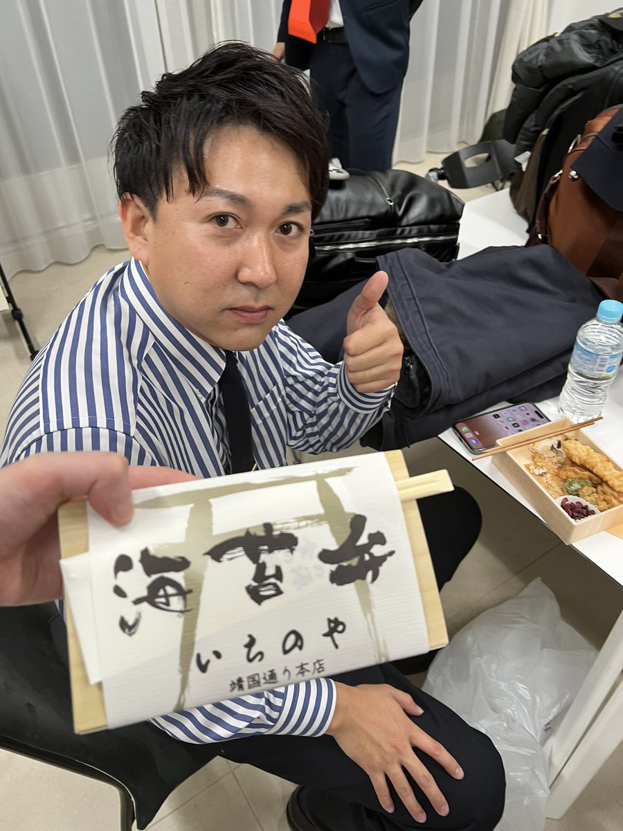 M-1今年も勝てず！！またやりたい！！

写真は「お弁当どこにあったの？いいなあ」と言ったら無の空間を切り裂き、そこからお弁当を取り出して渡してくれた男、寺家です。 