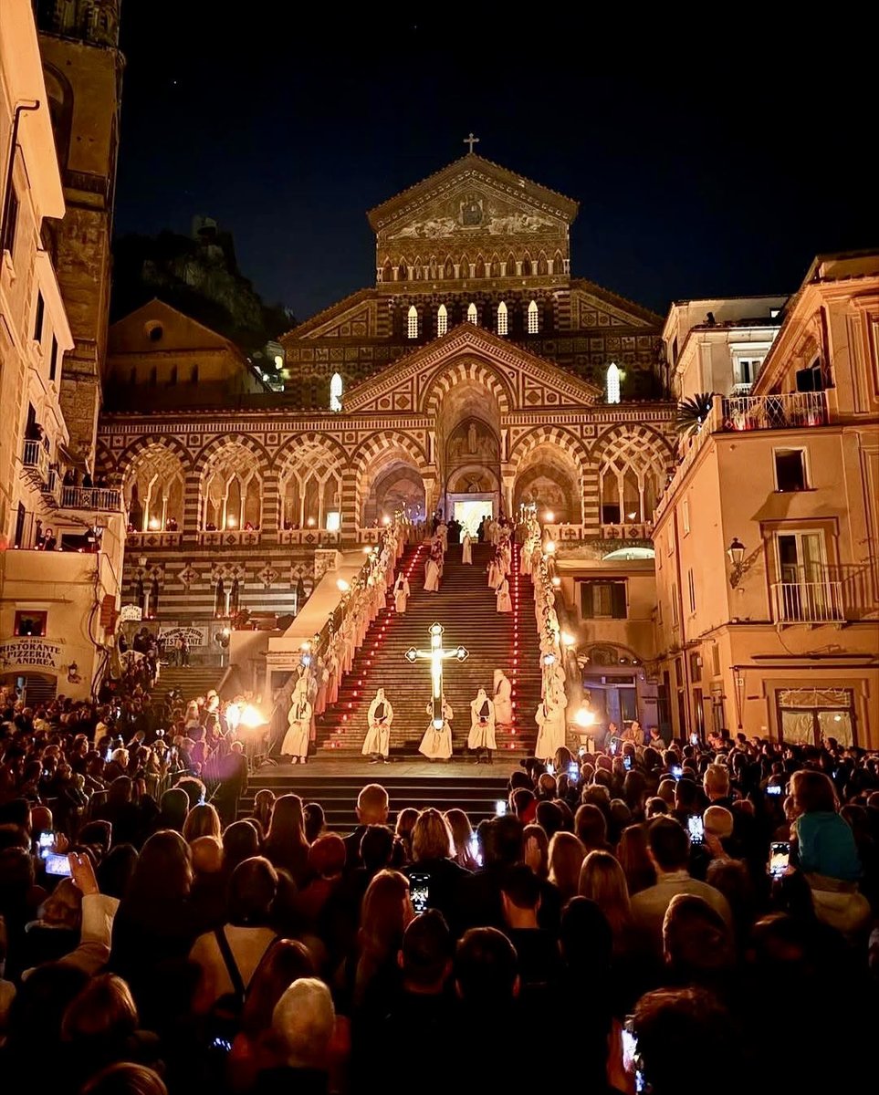 Easter traditions from around the world 🧵

1. Good Friday at the Amalfi Cathedral, Italy 