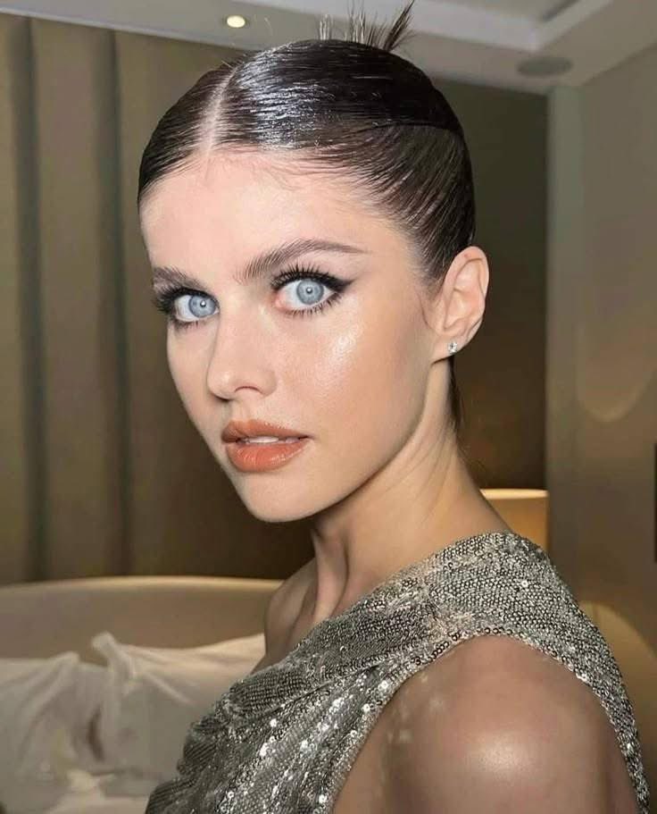 Alexandra Daddario hizo pública la primera imágen de cómo se ven los ojos de su bebé. Y sí, heredó los ojos de su madre. 