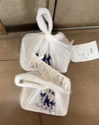 出前館で注文した天丼、置き配で配達完了との通知が届いたが玄関前に無い。
配達履歴画面の写真を見ると、見知らぬ玄関が写っている。

問い合わせた。
キャンセル扱いになった。

再度、出前館で天丼を注文する。置き配で配達完了との通知が届いたが玄関前に無い。 