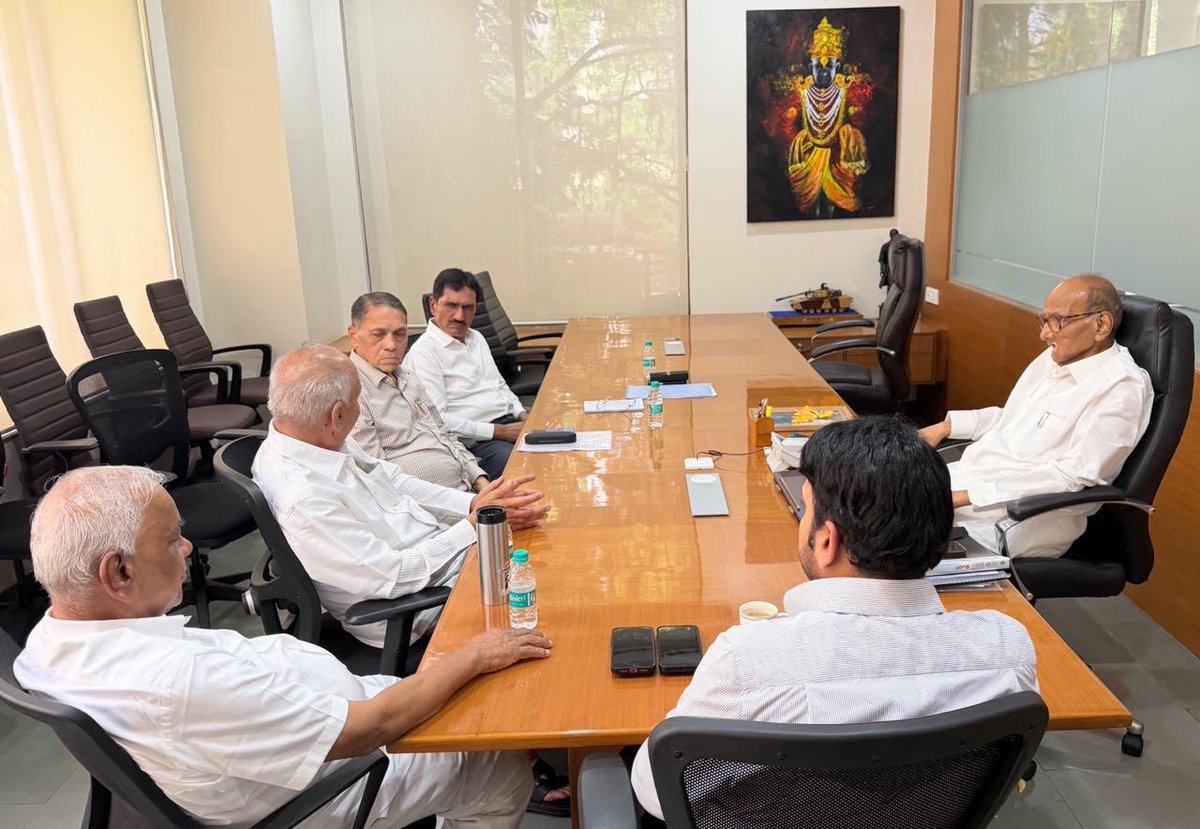आज रयत शिक्षण संस्थेच्या पदाधिकाऱ्यांशी संस्थेच्या विविध प्रश्नांसंदर्भात बैठक झाली.संस्थेच्या वेगवेगळ्या शैक्षणिक उपक्रमांचा सविस्तर आढावा घेतला. ग्रामीण तसेच सर्वसामान्य विद्यार्थ्यांसाठी दर्जेदार व गुणवत्तापूर्ण शिक्षणाच्या दृष्टीने आगामी योजना, त्यांच्या प्रभावी 
