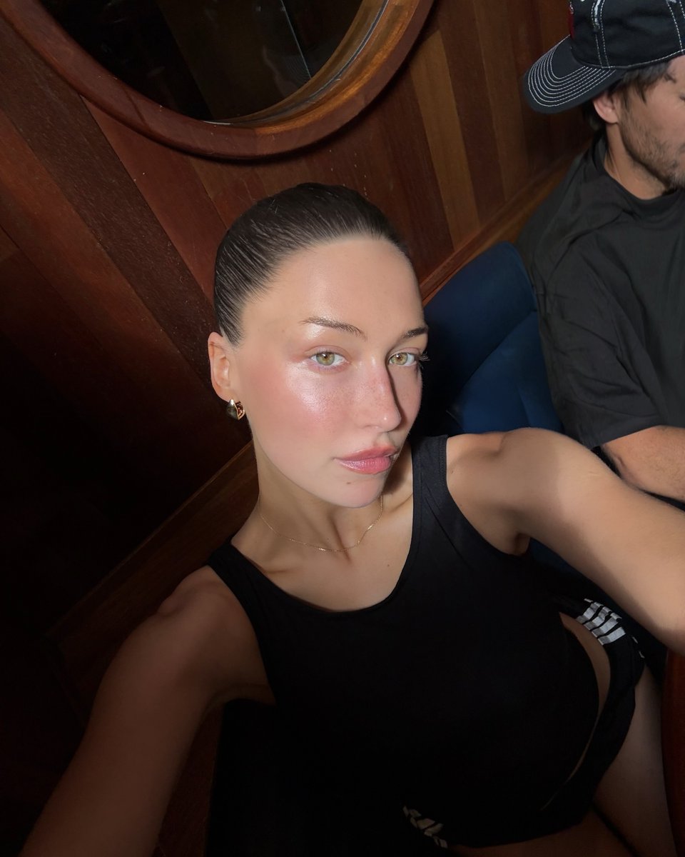 "if u can't love your selfie 🤳 how u gonna love somebody elsie?" - @elsierosehewitt 