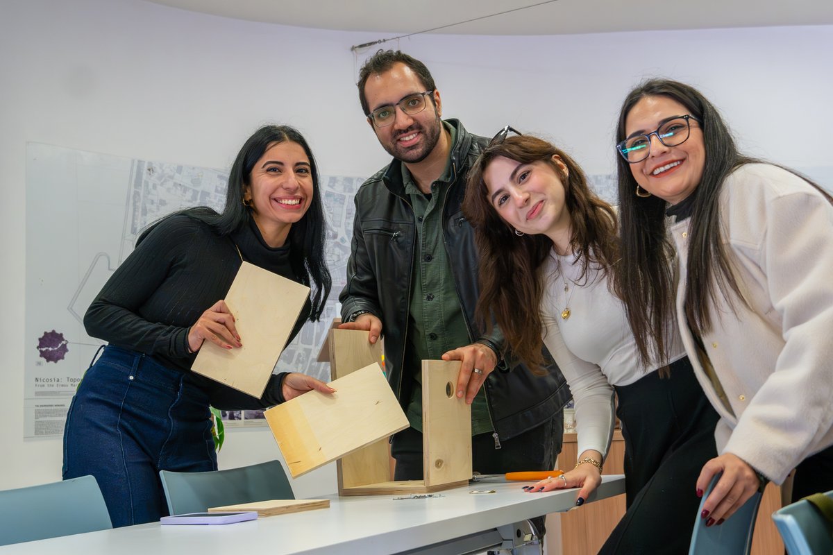 Les jeunes femmes sont des artisanes de paix, des leaders &amp; des actrices du changement.
Pour #YouthDay, nous saluons leur contribution à des sociétés plus pacifiques, inclusives &amp; résilientes. Investir dans leur leadership, c'est #InvestInPeace @UNYouthAffairs #YouthLead @ONU_fr 